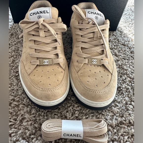 Authentic Chanel Sneakers in Suede Calfskin Beige - Picture 3 of 11